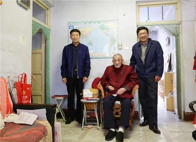 医院开展离休干部“面对面、户户到”走访调研活动3.jpg