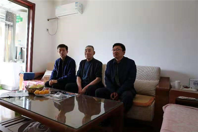 医院开展离休干部“面对面、户户到”走访调研活动4.jpg