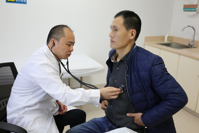 张子腾主任为患者诊疗.jpg