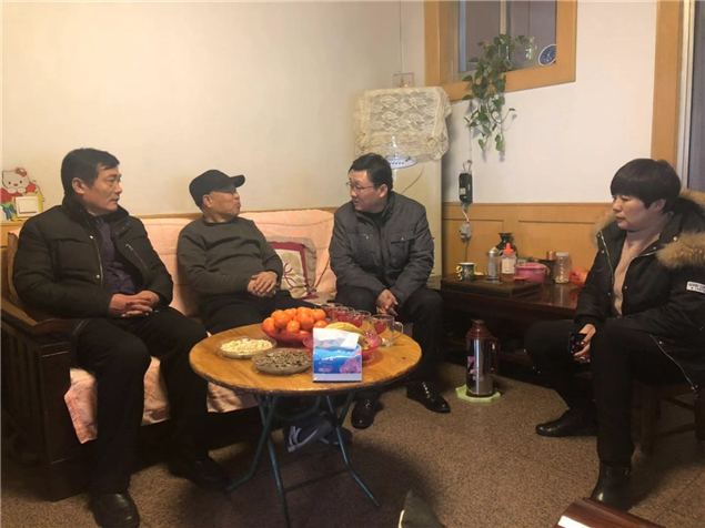 医院领导走访慰问离退休干部职工3.jpg