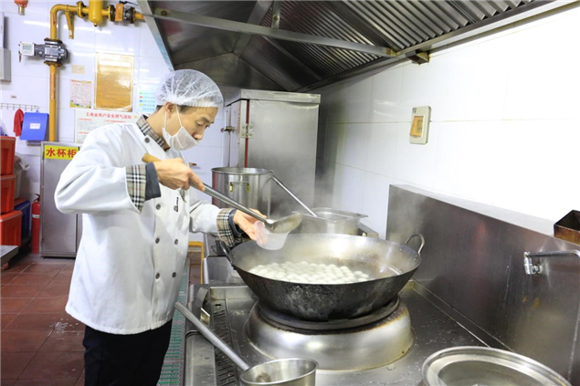 小元宵大感动 患者病房里温暖过节1.jpg