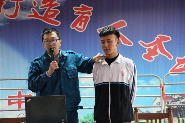 普及急救知识，提高校园应急意识——我院走进兖州区第六中学开展急救知识培训3.jpg