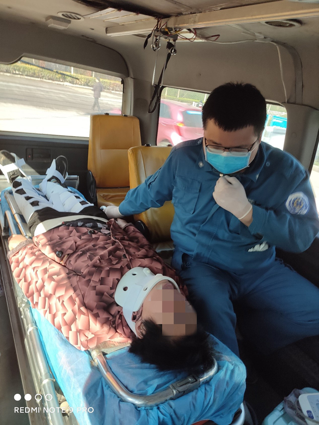 勇入地窖跪地施救，这个医生可真帅4.jpg