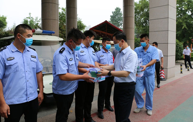 情系职工-高温慰问送清凉1.jpg