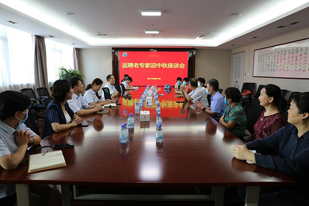 医院召开返聘老专家迎中秋座谈会1.jpg