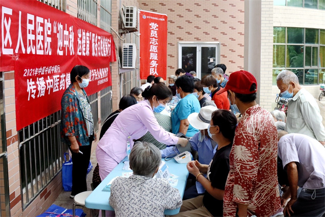 “迎中秋 送健康”医院举办服务百姓健康行动大型义诊活动2.jpg
