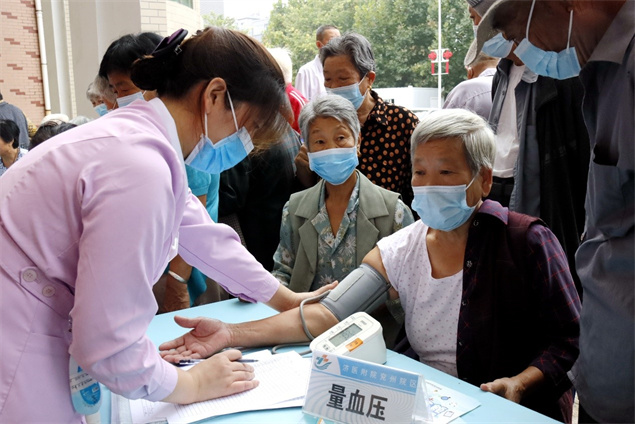 “迎中秋 送健康”医院举办服务百姓健康行动大型义诊活动3.jpg
