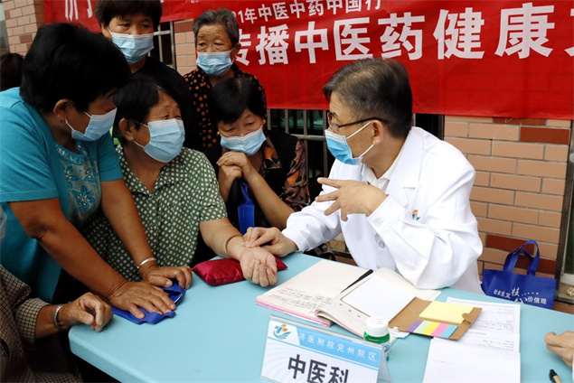 “迎中秋 送健康”医院举办服务百姓健康行动大型义诊活动8.jpg