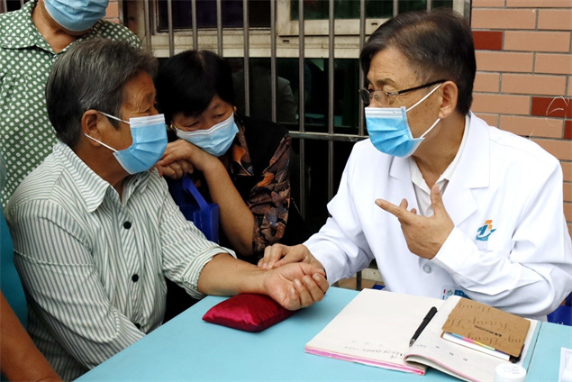 “迎中秋 送健康”医院举办服务百姓健康行动大型义诊活动9.jpg