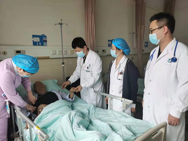 呼吸与重症医学科成功开展院内首例内科胸腔镜诊疗术1.jpg