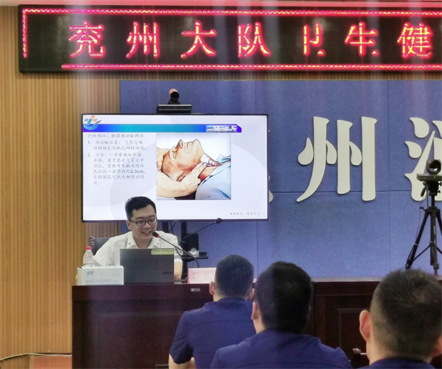 八一建军节，医院应急救护培训走进区消防救援大队1.jpg