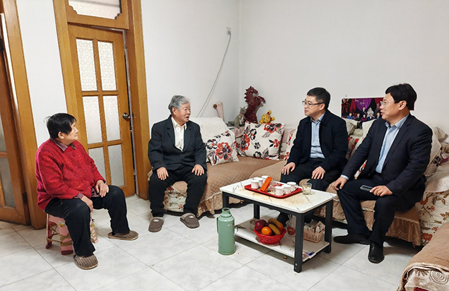 医院走访慰问离退休干部职工及困难职工4.jpg