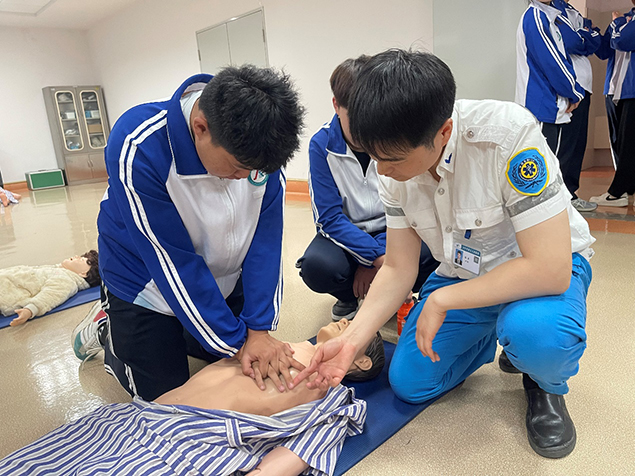 急救课堂“零距离”青年文明号为学子撑起生命“安全伞”5.jpg