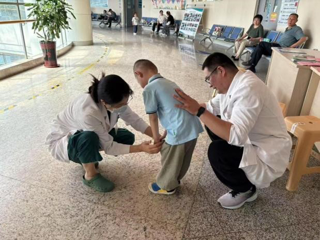 康复医学科开展“世界脊柱健康日”义诊活动3.jpg