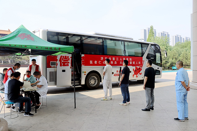热血写大爱-真情铸生命——济宁市第三人民医院开展无偿献血活动1.jpg