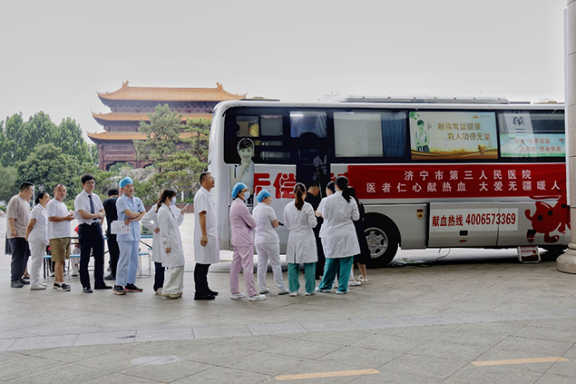 高温下的热血担当：济宁市第三人民医院212名职工踊跃献血1.jpg